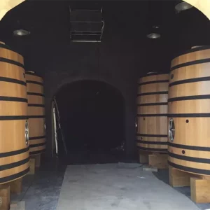 Cuves et foudres En complément de nos collections en tonnellerie traditionnelle, nous distribuons également les cuves et foudres en chêne des artisans foudriers Radoux. Avec plus de 75 ans d'expertise, la tonnellerie Radoux allie magnifiquement tradition et design dans la création de ses contenants prestigieux dédiés à l'élevage et à la fermentation des vins et spiritueux. chais de cuves