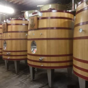 Cuves et foudres En complément de nos collections en tonnellerie traditionnelle, nous distribuons également les cuves et foudres en chêne des artisans foudriers Radoux. Avec plus de 75 ans d'expertise, la tonnellerie Radoux allie magnifiquement tradition et design dans la création de ses contenants prestigieux dédiés à l'élevage et à la fermentation des vins et spiritueux. cuves