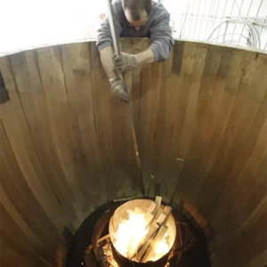 Cuves et foudres En complément de nos collections en tonnellerie traditionnelle, nous distribuons également les cuves et foudres en chêne des artisans foudriers Radoux. Avec plus de 75 ans d'expertise, la tonnellerie Radoux allie magnifiquement tradition et design dans la création de ses contenants prestigieux dédiés à l'élevage et à la fermentation des vins et spiritueux. tonnellerie fabrication