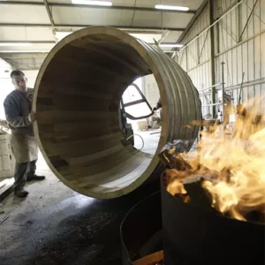Cuves et foudres En complément de nos collections en tonnellerie traditionnelle, nous distribuons également les cuves et foudres en chêne des artisans foudriers Radoux. Avec plus de 75 ans d'expertise, la tonnellerie Radoux allie magnifiquement tradition et design dans la création de ses contenants prestigieux dédiés à l'élevage et à la fermentation des vins et spiritueux. tonnellerie flamme